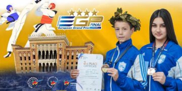 Δύο αθλητές της Μακεδονικής Δύναμης, ο Χρήστος Μάνιος και η Κωνσταντίνα Αλμασίδου, χαμογελούν φορώντας τα μετάλλιά τους μπροστά από το κτίριο του Ευρωπαϊκού Taekwondo Grand Prix στη Σαράγιεβο.