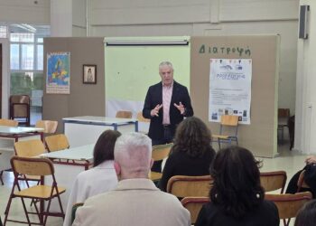 Ο Δήμαρχος Αμυνταίου μιλάει σε μια ομάδα σπουδαστών και εκπαιδευτών στη ΣΑΕΚ Αμυνταίου.