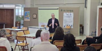 Ο Δήμαρχος Αμυνταίου μιλάει σε μια ομάδα σπουδαστών και εκπαιδευτών στη ΣΑΕΚ Αμυνταίου.