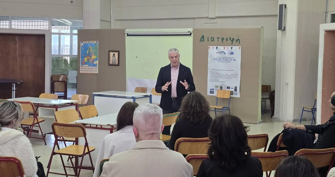 Ο Δήμαρχος Αμυνταίου μιλάει σε μια ομάδα σπουδαστών και εκπαιδευτών στη ΣΑΕΚ Αμυνταίου.