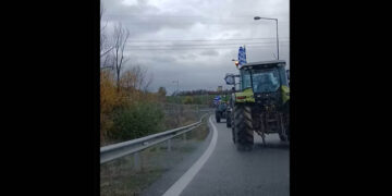 Γρεβενά: Μεγάλο κομβόι τρακτέρ κατευθύνεται προς το μπλόκο της Σιάτιστας