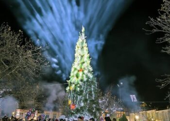 Ένα λαμπερό Χριστουγεννιάτικο δέντρο φωτίζει την Πλατεία Αγοράς στο Αμύνταιο, με πλήθος κόσμου να παρακολουθεί την εορταστική εκδήλωση.