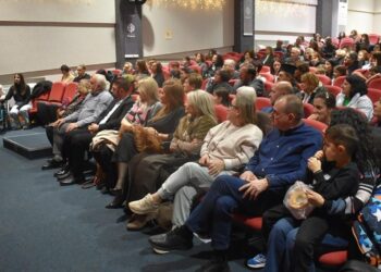 Ένα πλήθος θεατών παρακολουθεί τις χριστουγεννιάτικες εκδηλώσεις στην Αίθουσα Πολλαπλών Χρήσεων της Φλώρινας.