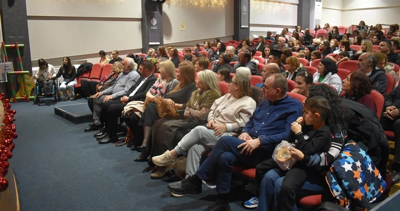 Ένα πλήθος θεατών παρακολουθεί τις χριστουγεννιάτικες εκδηλώσεις στην Αίθουσα Πολλαπλών Χρήσεων της Φλώρινας.