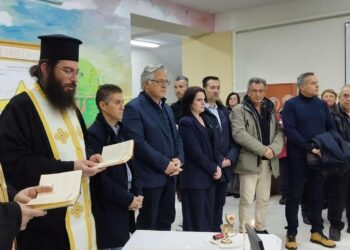 Ένας ιερέας ευλογεί τους εκπαιδευόμενους και τους αξιωματούχους στην τελετή έναρξης του Σχολείου Β’ Ευκαιρίας Βοΐου.