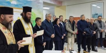 Ένας ιερέας ευλογεί τους εκπαιδευόμενους και τους αξιωματούχους στην τελετή έναρξης του Σχολείου Β’ Ευκαιρίας Βοΐου.