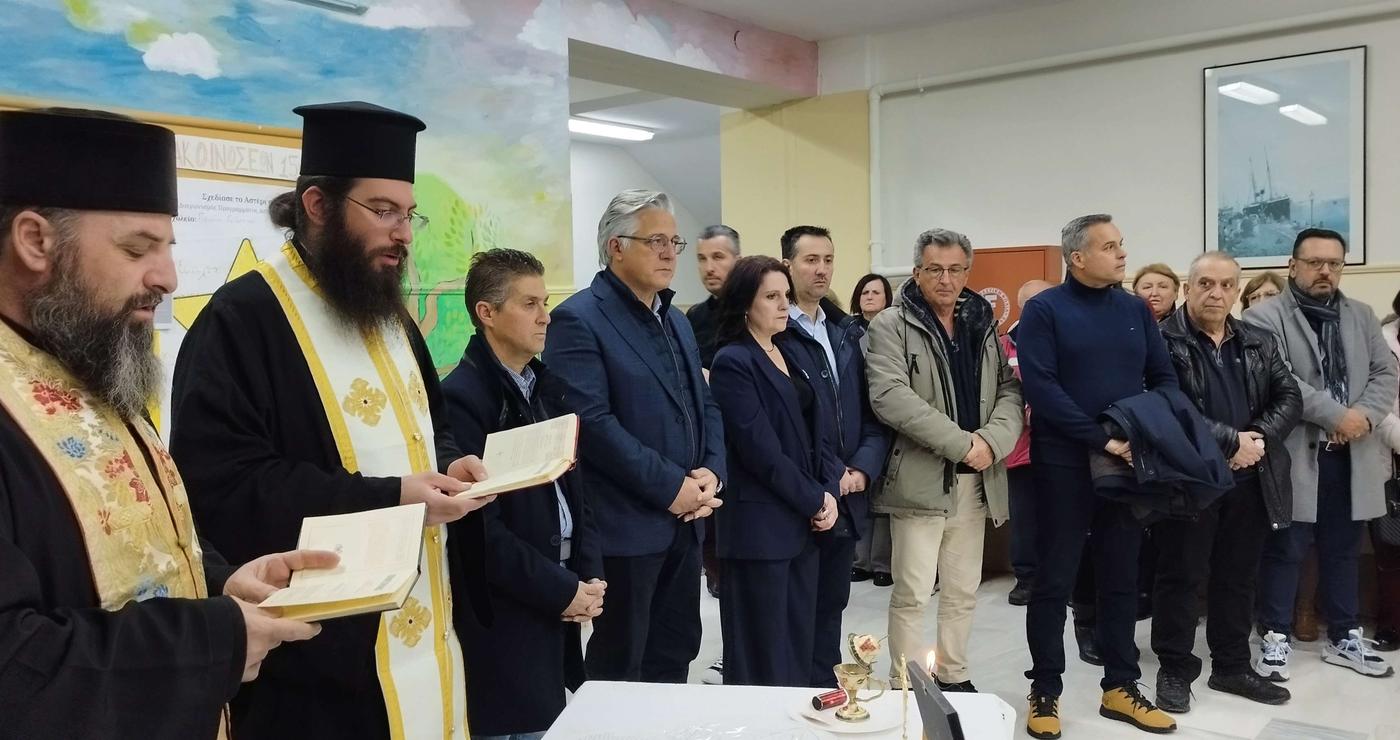 Ένας ιερέας ευλογεί τους εκπαιδευόμενους και τους αξιωματούχους στην τελετή έναρξης του Σχολείου Β’ Ευκαιρίας Βοΐου.