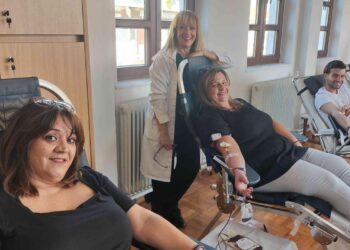 Εθελοντές αιμοδότες χαμογελαστοί κατά τη διάρκεια της αιμοδοσίας στη Σιάτιστα, με ιατρικό προσωπικό να τους επιβλέπει.