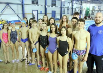 Μια ομάδα κολυμβητών της Κολυμβητικής Ένωσης Κοζάνης στέκεται για μια ομαδική φωτογραφία στο Ποσειδώνιο Κολυμβητήριο της Θεσσαλονίκης.