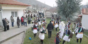 Αναβίωσε το έθιμο των Μωμόγερων στα Αλωνάκια Κοζάνης (video)