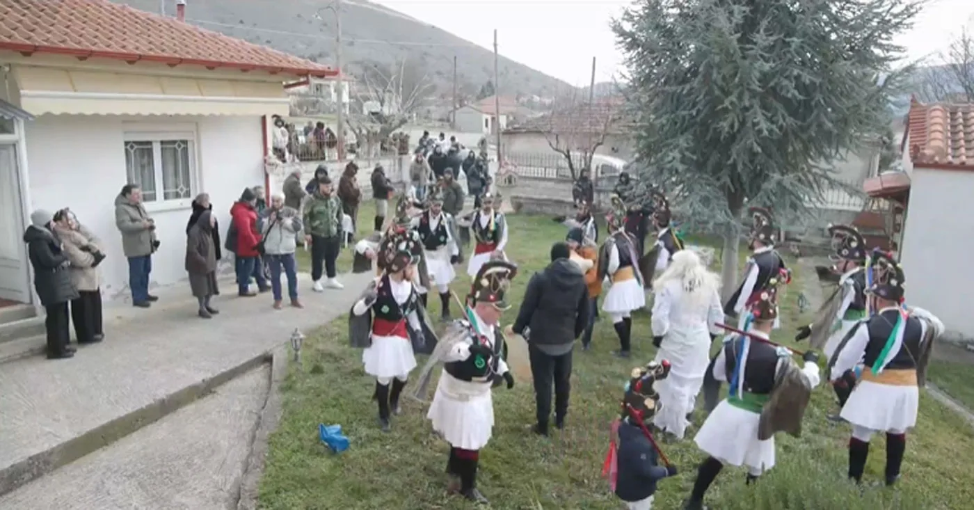 Αναβίωσε το έθιμο των Μωμόγερων στα Αλωνάκια Κοζάνης (video)