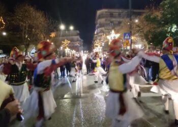 Οι Μωμόγεροι του Ποντιακού Συλλόγου Κομνηνών ξεσήκωσαν τη Φλώρινα! (video)