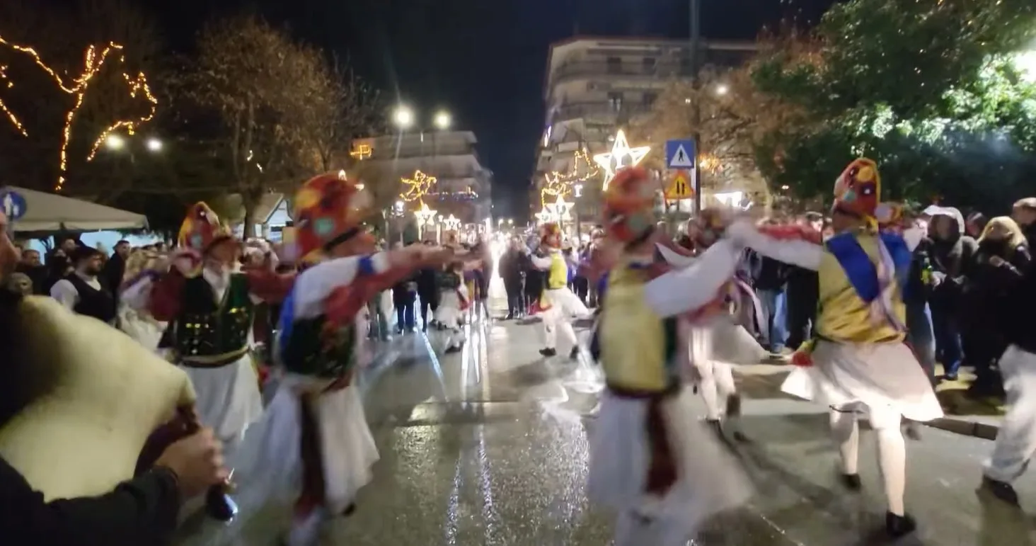 Οι Μωμόγεροι του Ποντιακού Συλλόγου Κομνηνών ξεσήκωσαν τη Φλώρινα! (video)