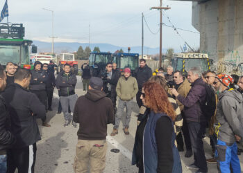 Μπλόκο Φιλώτα: Με συμβολικό κλείσιμο του δρόμου, συνεχίζουν δυναμικά οι αγρότες