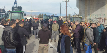 Μπλόκο Φιλώτα: Με συμβολικό κλείσιμο του δρόμου, συνεχίζουν δυναμικά οι αγρότες