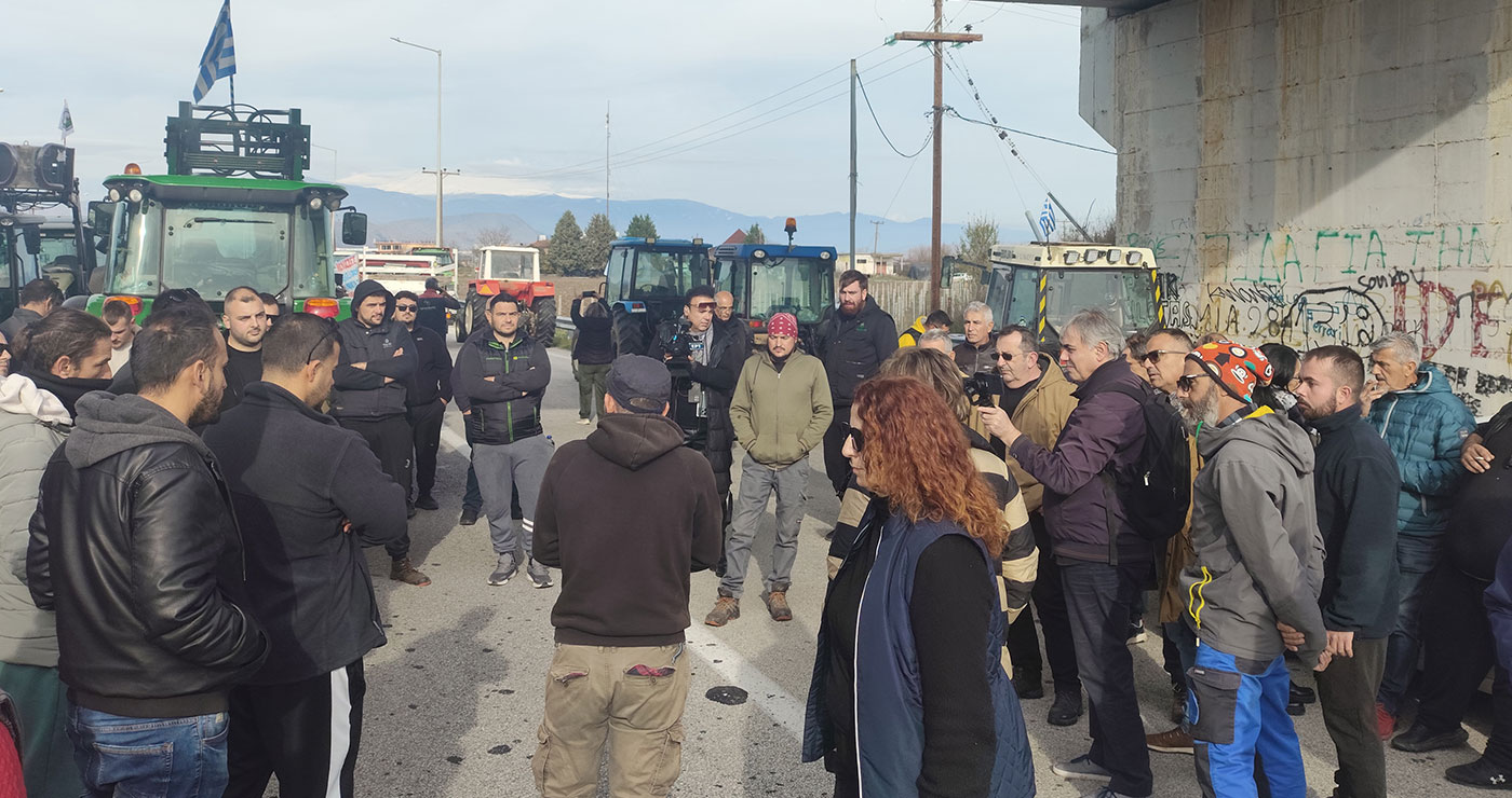Μπλόκο Φιλώτα: Με συμβολικό κλείσιμο του δρόμου, συνεχίζουν δυναμικά οι αγρότες