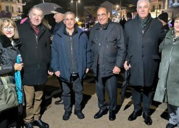 Ο Δήμαρχος Αμυνταίου Ιωάννης Λιάσης και ο Δήμαρχος Καραβά Κύπρου Νίκος Χατζηστεφάνου στέκονται ανάμεσα σε άλλους αξιωματούχους στα τσιριβάρβαρα Αμυνταίου.