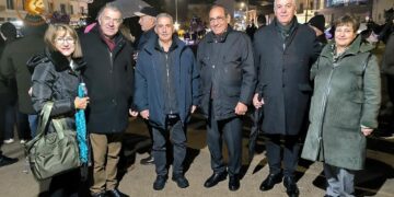 Ο Δήμαρχος Αμυνταίου Ιωάννης Λιάσης και ο Δήμαρχος Καραβά Κύπρου Νίκος Χατζηστεφάνου στέκονται ανάμεσα σε άλλους αξιωματούχους στα τσιριβάρβαρα Αμυνταίου.