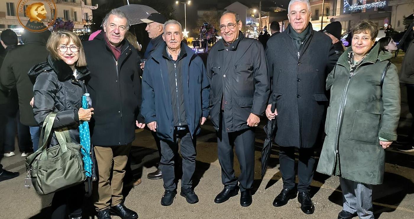 Ο Δήμαρχος Αμυνταίου Ιωάννης Λιάσης και ο Δήμαρχος Καραβά Κύπρου Νίκος Χατζηστεφάνου στέκονται ανάμεσα σε άλλους αξιωματούχους στα τσιριβάρβαρα Αμυνταίου.