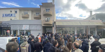 Οι αγρότες του μπλόκου της Σιάτιστας στα γραφεία του ΕΛΓΑ στην Κοζάνη (Βίντεο & φωτογραφίες)