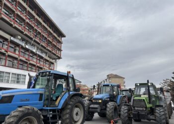 Πορεία με τα τρακτέρ μέσα στη Φλώρινα- Μπλόκο στο λιγνίτη στο Τελωνείο της Φλώρινας(video)