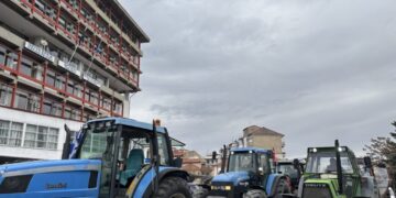 Πορεία με τα τρακτέρ μέσα στη Φλώρινα- Μπλόκο στο λιγνίτη στο Τελωνείο της Φλώρινας(video)