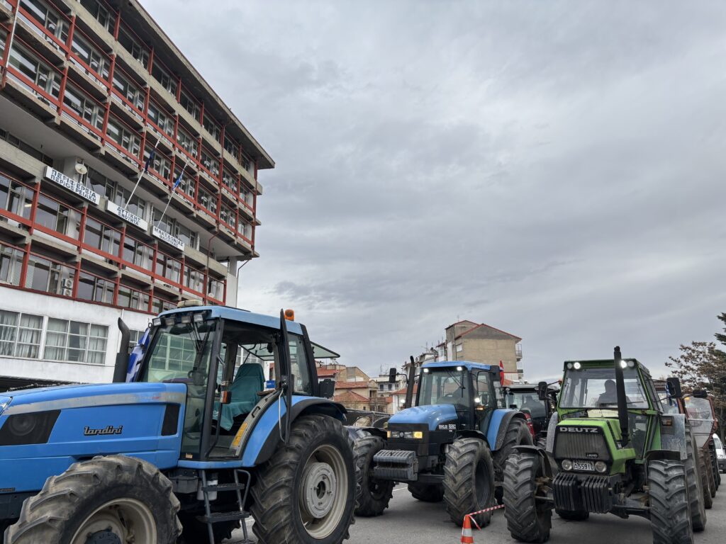 Πορεία με τα τρακτέρ μέσα στη Φλώρινα- Μπλόκο στο λιγνίτη στο Τελωνείο της Νίκης(video)