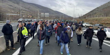 Οι αγρότες της Καστοριάς στο μπλόκο της Σιάτιστας – Μόσχος: “Δεν κρυβόμαστε, στόχος είναι το λιμάνι της Θεσσαλονίκης”