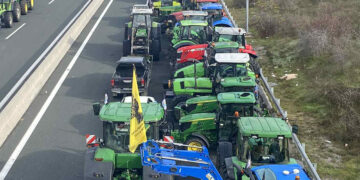 ΣΥΜΒΑΙΝΕΙ ΤΩΡΑ: Κλείνουν Εγνατία οδό και παράδρομο, στο μπλόκο Σιάτιστας, οι αγρότες