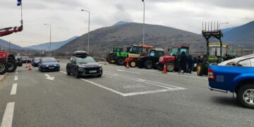 24ωρος αποκλεισμός για τα φορτηγά στο μπλόκο της Σιάτιστας- Ανοίγουν για τις γιορτές των Χριστουγέννων και ανανεώνουν το ραντεβού στους δρόμους οι αγρότες