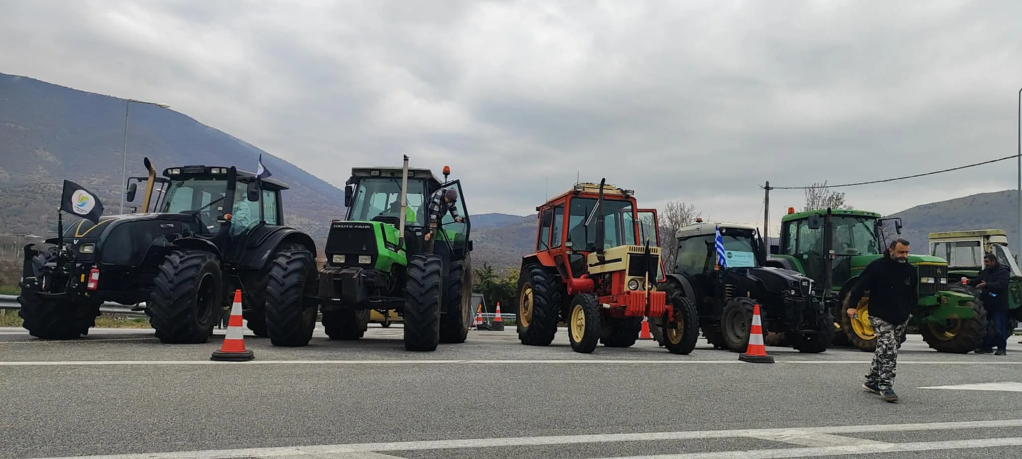 24ωρος αποκλεισμός για τα φορτηγά στο μπλόκο της Σιάτιστας- Ανοίγουν για τις γιορτές των Χριστουγέννων και ανανεώνουν το ραντεβού στους δρόμους οι αγρότες