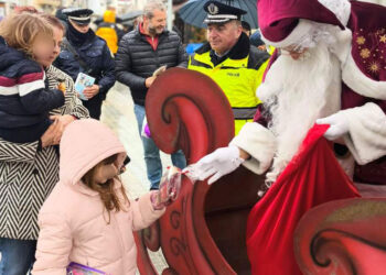 Κοζάνη: Ο Αη Βασίλης της Τροχαίας μοίρασε γλυκίσματα, κεράσματα και ευχές