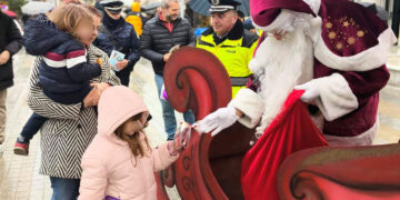 Κοζάνη: Ο Αη Βασίλης της Τροχαίας μοίρασε γλυκίσματα, κεράσματα και ευχές