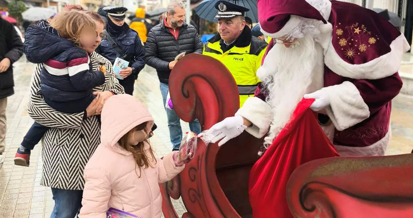 Κοζάνη: Ο Αη Βασίλης της Τροχαίας μοίρασε γλυκίσματα, κεράσματα και ευχές