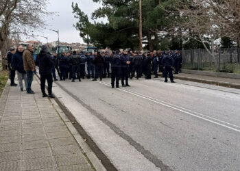 Αμύνταιο: Διαμαρτυρίες αγροτών – γονέων έξω από το Κ.Υ. όπου αναμένεται ο Άδωνις Γεωργιάδης