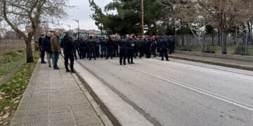 Αμύνταιο: Διαμαρτυρίες αγροτών – γονέων έξω από το Κ.Υ. όπου αναμένεται ο Άδωνις Γεωργιάδης