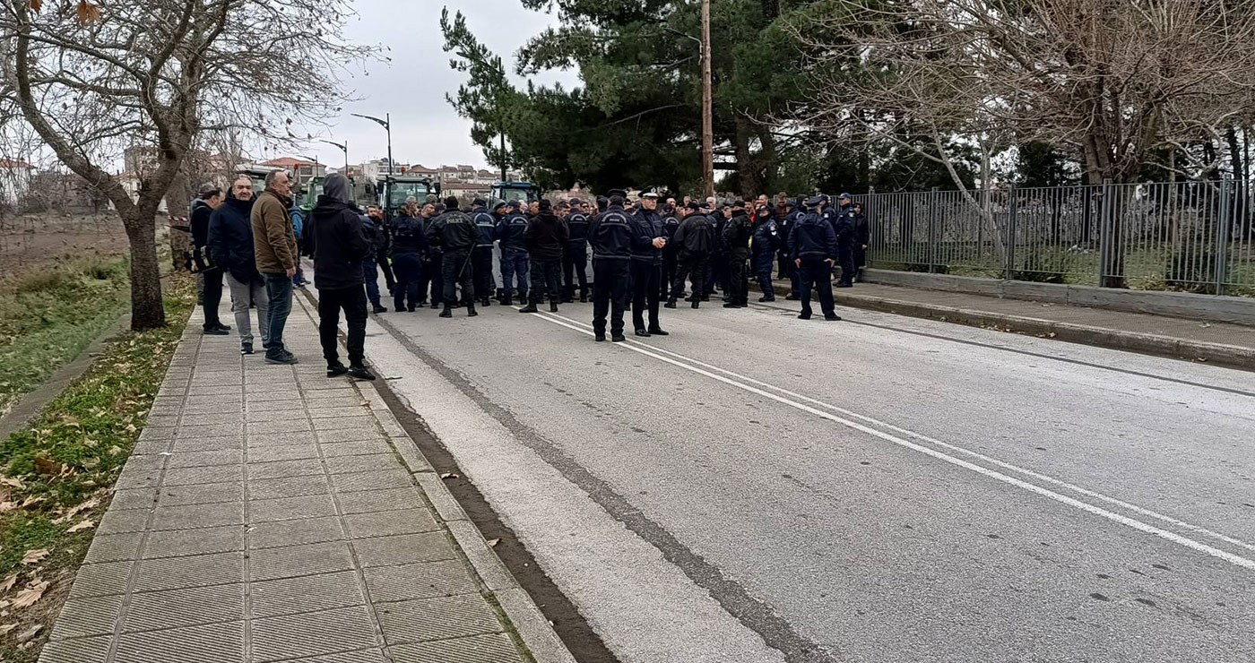 Αμύνταιο: Διαμαρτυρίες αγροτών – γονέων έξω από το Κ.Υ. όπου αναμένεται ο Άδωνις Γεωργιάδης