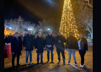 Mια μεγάλη γιορτή στη φωταγώγηση του Χριστουγεννιάτικου Δέντρου στο Αντίγονο (Φωτογραφίες)