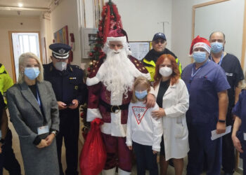 Αστυνομικοί της Τροχαίας Κοζάνης συνόδευσαν τον «Άγιο Βασίλη» στην  Παιδιατρική Κλινική του Μαμάτσειου