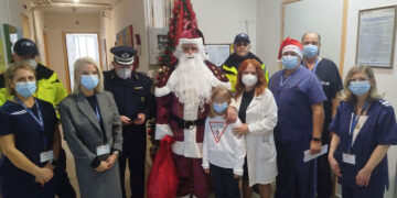 Αστυνομικοί της Τροχαίας Κοζάνης συνόδευσαν τον «Άγιο Βασίλη» στην  Παιδιατρική Κλινική του Μαμάτσειου
