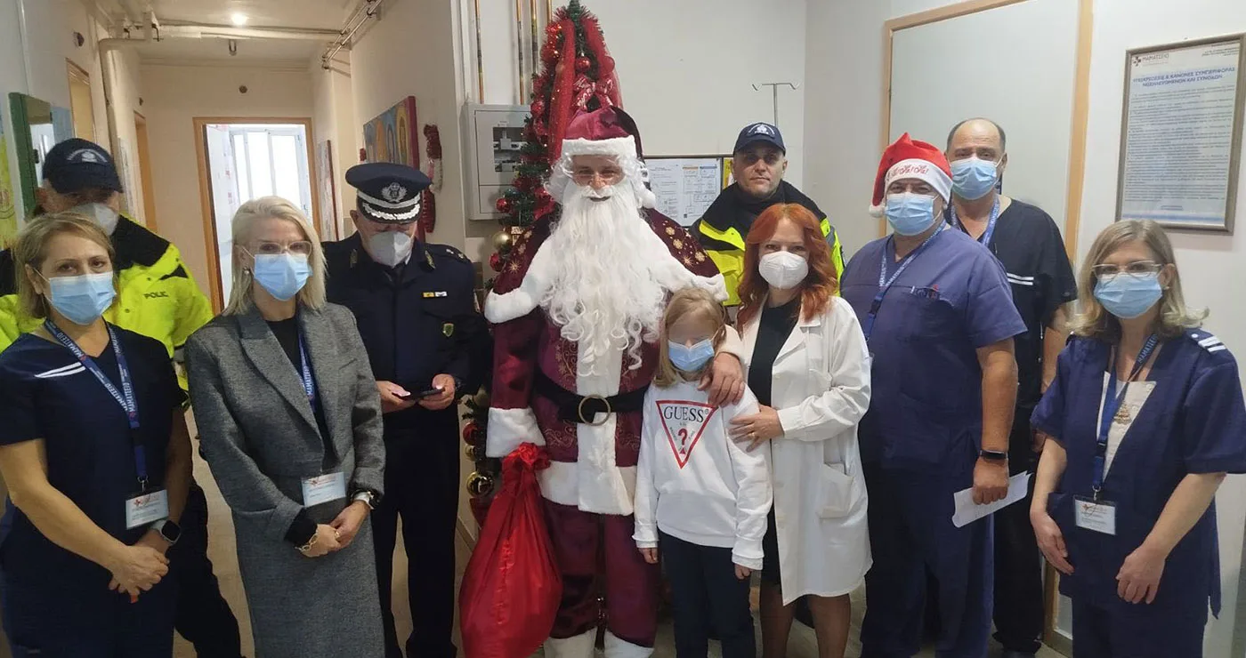 Αστυνομικοί της Τροχαίας Κοζάνης συνόδευσαν τον «Άγιο Βασίλη» στην  Παιδιατρική Κλινική του Μαμάτσειου