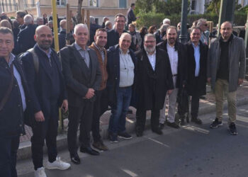 Διαμαρτυρία δημάρχων έξω από τη Βουλή για την υποβάθμιση των Δήμων