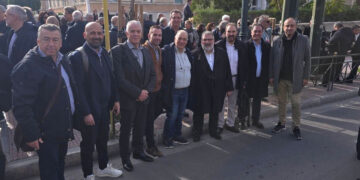 Διαμαρτυρία δημάρχων έξω από τη Βουλή για την υποβάθμιση των Δήμων