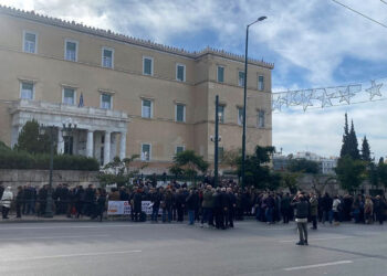 Διαμαρτυρία δημάρχων έξω από τη Βουλή για την υποβάθμιση των Δήμων