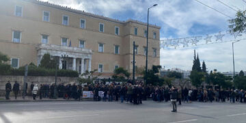 Διαμαρτυρία δημάρχων έξω από τη Βουλή για την υποβάθμιση των Δήμων