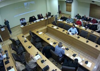 632.000 δικαιολογίες για τα χαμένα λεφτά των Κοινοτήτων από τις ΑΠΕ: Έριξε «ευθύνες» στην Πτολεμαΐδα και χαρακτήρισε «χαμένη» τη ΔΕΗ ο Κοκκαλιάρης: «Δεν τρέχει και τίποτα…»- Αντιπολίτευση προς ΔΕΥΑΚ: «Γυρίστε πίσω τα λεφτά…»