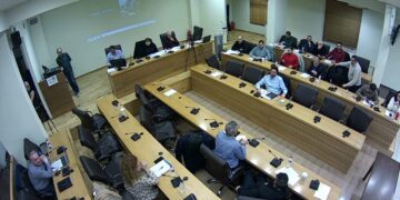 632.000 δικαιολογίες για τα χαμένα λεφτά των Κοινοτήτων από τις ΑΠΕ: Έριξε «ευθύνες» στην Πτολεμαΐδα και χαρακτήρισε «χαμένη» τη ΔΕΗ ο Κοκκαλιάρης: «Δεν τρέχει και τίποτα…»- Αντιπολίτευση προς ΔΕΥΑΚ: «Γυρίστε πίσω τα λεφτά…»