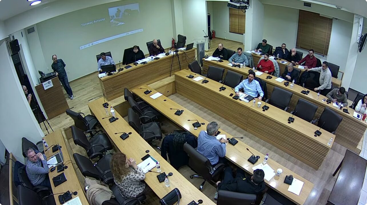 632.000 δικαιολογίες για τα χαμένα λεφτά των Κοινοτήτων από τις ΑΠΕ: Έριξε «ευθύνες» στην Πτολεμαΐδα και χαρακτήρισε «χαμένη» τη ΔΕΗ ο Κοκκαλιάρης: «Δεν τρέχει και τίποτα…»- Αντιπολίτευση προς ΔΕΥΑΚ: «Γυρίστε πίσω τα λεφτά…»