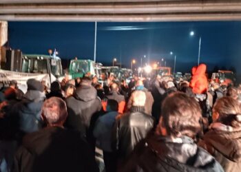Ένα μεγάλο πλήθος διαδηλωτών, κυρίως αγρότες, συγκεντρώνονται στο μπλόκο του Φιλώτα Αμυνταίου, με τρακτέρ να βρίσκονται στο βάθος.