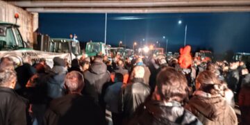Ένα μεγάλο πλήθος διαδηλωτών, κυρίως αγρότες, συγκεντρώνονται στο μπλόκο του Φιλώτα Αμυνταίου, με τρακτέρ να βρίσκονται στο βάθος.